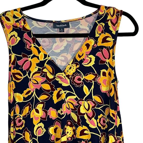 ModCloth V-Neck Shark Tail Hemline Tank Top | Women’s Size Small - Picture 2 of 8